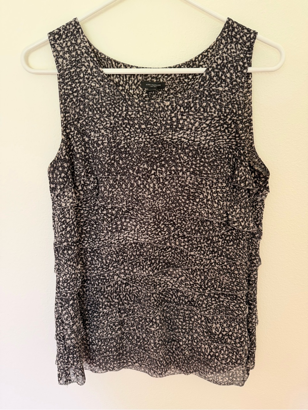 Ann Taylor Black & White Sleeveless Ruffle Blouse